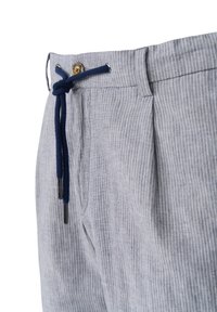 Hellgraue gestreifte Hose mit Kordelzugbund, ausgestattet mit einem Metalldruckknopfverschluss und einer gefalteten Gestaltung für zusätzliche Textur und Details.