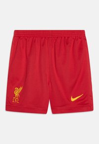 Pantalones cortos deportivos rojos confeccionados con un tejido ligero, que cuentan con un logo amarillo de Liverpool FC y un swoosh amarillo de Nike en la parte inferior de la pierna derecha.
