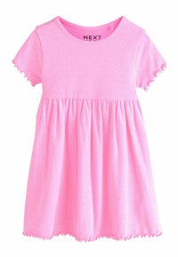 Ružičasta rebrasta pamučna haljina s kratkim rukavima, naboranim strukom i valovitim rubovima rukava. Jednostavan dizajn s lepršavom suknjom.