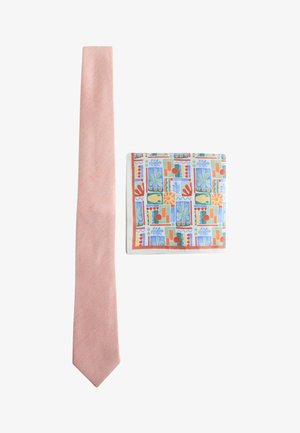 Jasnoróżowy teksturowany krawat obok złożonej poszetki z kolorowymi abstrakcyjnymi geometrycznymi i kwiatowymi wzorami.