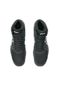 Zapatillas deportivas negras con parte superior de malla, puntera redondeada, cierre con cordones y logo en blanco contrastante. La textura es suave con un collar acolchado.