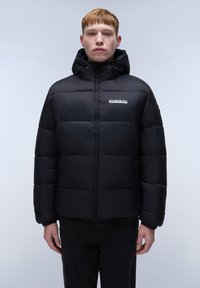 Chaqueta acolchada negra con capucha, patrón acolchado, cierre frontal de cremallera y detalle de logo en el pecho. Material suave y resistente al agua.