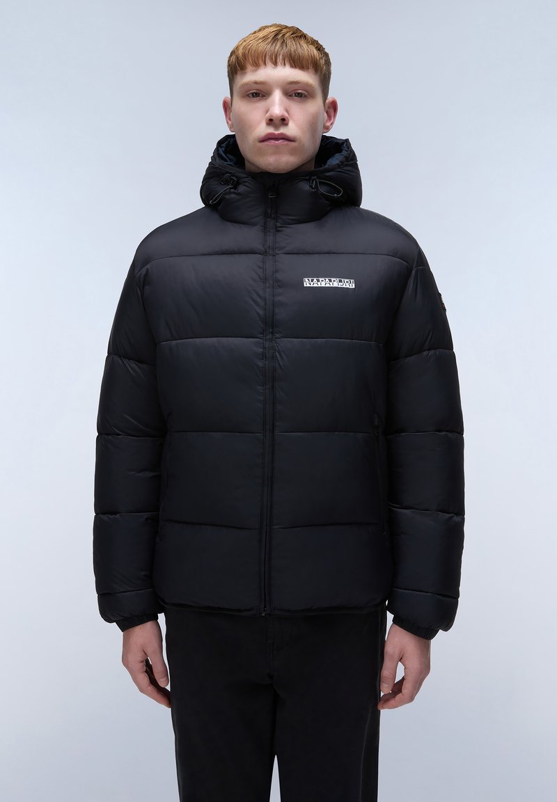 Chaqueta acolchada negra con capucha, patrón acolchado, cierre frontal de cremallera y detalle de logo en el pecho. Material suave y resistente al agua.