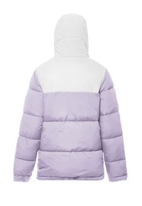 Puha jakna z belim zgornjim delom in sivkastim spodnjim delom. Ima kapuco, gladko teksturo in elastične manšete za dodatno toploto.