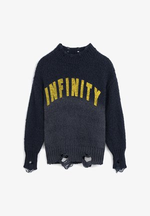 Gruby sweter w ciemnoszarym kolorze z napisem „INFINITY” w żółtym. Ma postrzępione wykończenia u dołu i na rękawach. Okrągły dekolt.