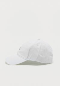 Cappellino da baseball bianco con visiera curva, materiale in cotone, design a sei pannelli, occhielli cuciti e un semplice logo ricamato sul davanti.