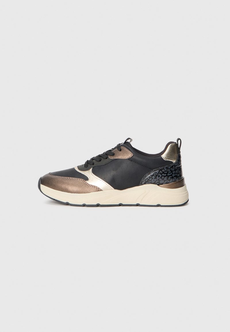 Schwarze und bronzefarbene Turnschuhe mit einem strukturierten Rücken, glattem vorderen Teil und kontrastierenden metallischen Akzenten; mit Schnürsenkeln und einer dicken Sohle.