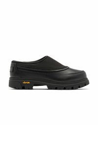 Schwarzer Slip-On-Clog mit gepolstertem Obermaterial, dicker Vibram-Laufsohle und abgerundetem Zehenbereich, entworfen für den Außen- oder Freizeitgebrauch.