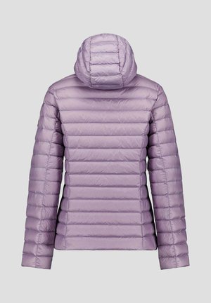 Lichtpaarse pufferjas met horizontale doorgestikte textuur, capuchon en lange mouwen. Het materiaal lijkt glad en lichtgewicht.