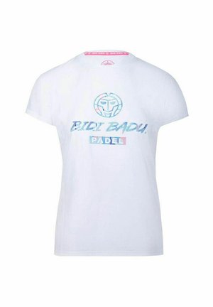 Camiseta de algodón blanca con mangas cortas, que presenta gráficos coloridos de texto "BIDI BADU" y "PADEL" en la parte delantera, y un diseño de cuello redondo.