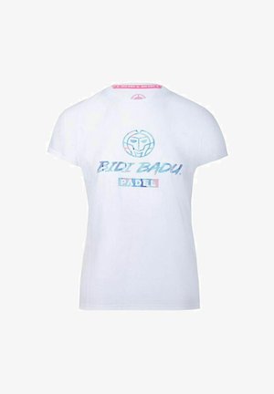 Weißes Baumwoll-T-Shirt mit kurzen Ärmeln, das auf der Vorderseite farbenfrohe Grafiken mit "BIDI BADU" und "PADEL" zeigt, und einem Rundhalsausschnitt.