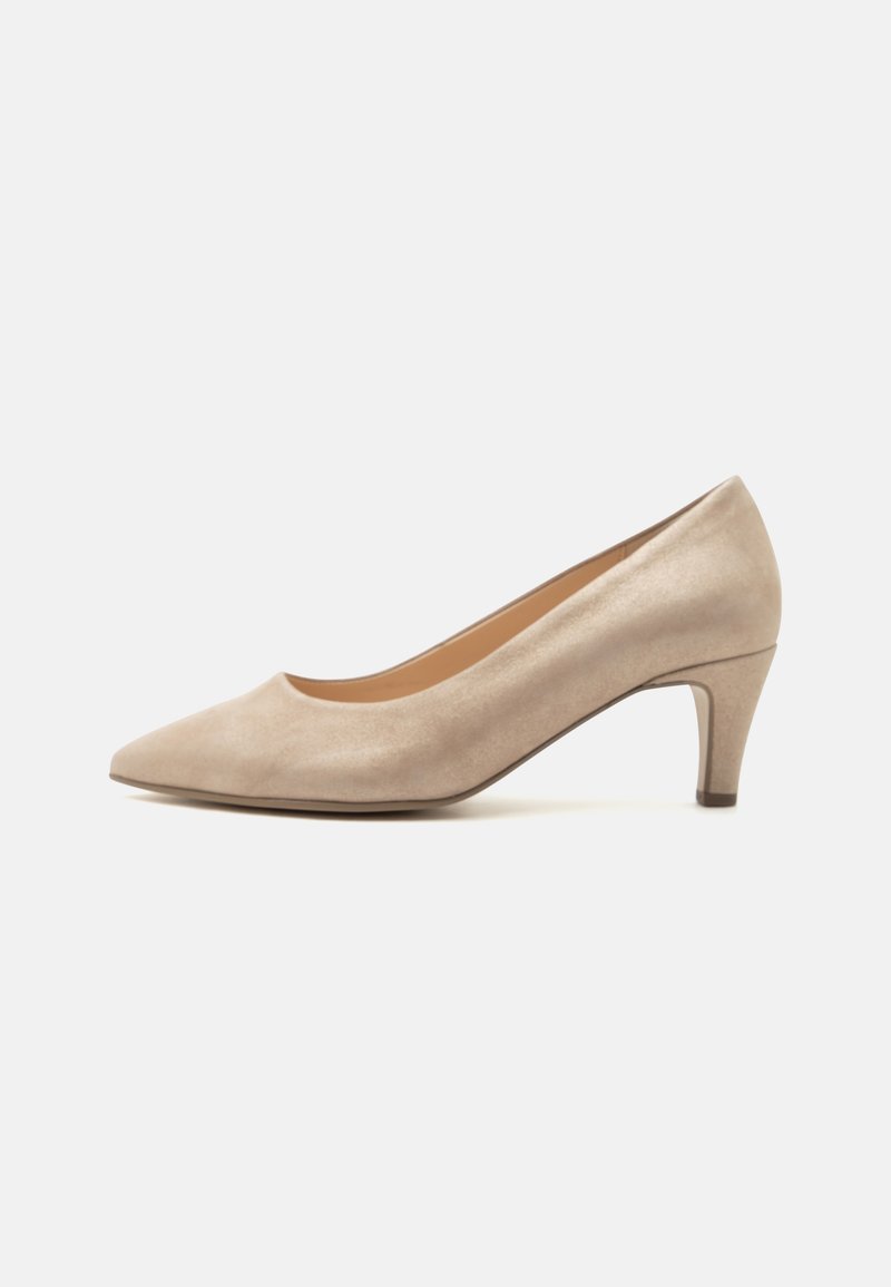 Escarpin en daim beige à talon moyen, bout pointu et talon fin et effilé, présenté en vue latérale sur fond blanc uni.