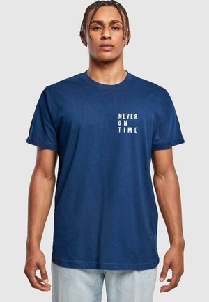 NEVER ON TIME  - Camiseta estampada - light navy