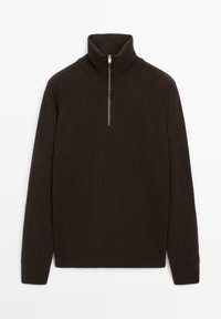 Brązowy sweter w prążki z wysokim kołnierzem i pół zamkiem. Posiada długie rękawy i dopasowany dół. Miękka tekstura i strukturalny design.