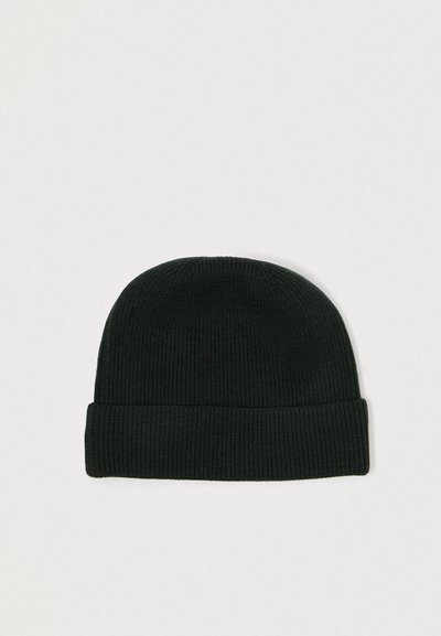 Musta ribbed neulepipo, jossa on laskettu reuna, joka käyttää sileää tekstuuria ja tiiviisti istuvaa muotoilua, sopii kylmille sääolosuhteille.