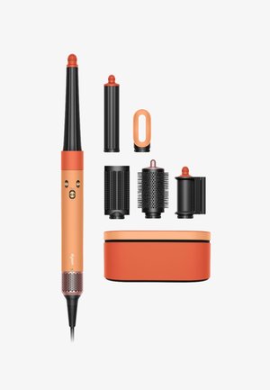 Haarstylingset met een hoofdkrultang, vijf afneembare zwarte en oranje opzetstukken en een oranje opbergdoos op een witte achtergrond.