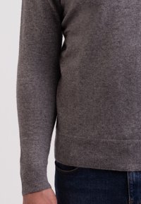 Szary sweter dziany z okrągłym dekoltem, prążkowanymi mankietami i dołem. Wykonany z miękkiego materiału, charakteryzuje się subtelną fakturą i dopasowanym krojem.