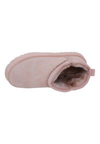 Pantofole rosa in morbido suede con una soffice fodera interna. Presentano una punta arrotondata e un'apertura elastica per facilitarne l'indossamento.