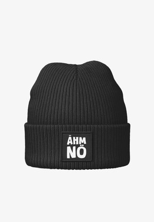 Schwarze Beanie-Mütze aus geripptem Strickmaterial mit umgeschlagenem Bündchen und einem rechteckigen Aufnäher mit dem weißen Text "ÄHM NÖ".