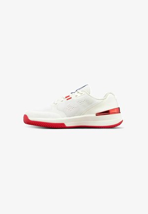 Scarpa da ginnastica bianca con tomaia in rete, suola rossa e accento metallico rosso sul tallone. Presenta lacci piatti e un design minimalista.