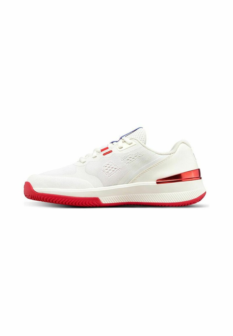 Zapatilla deportiva blanca con parte superior de malla, suela roja y acento metálico rojo en el talón. Cuenta con cordones planos y un diseño minimalista.