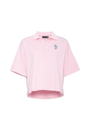 Polo rosa claro recortada con mangas cortas, tapeta de botones y pequeño logo azul bordado en el pecho izquierdo.