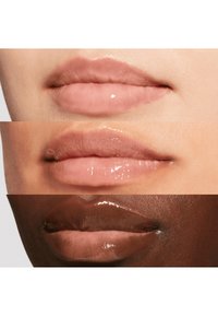 Drie paren lippen, variërend in tinten van licht tot donker, met gladde texturen en glanzende afwerkingen. Elke lip toont natuurlijke contouren.