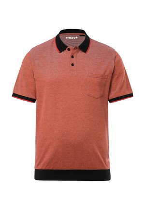 Punainen ja musta lyhythihainen polo-paita, jossa on kaulus, kolmen napin lista, etutasku ja kontrastoiva raita hihoissa.