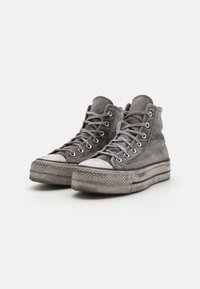 Hög-top sneakers i grå canvas med textilmaterial, gummisulor och kontrasterande vit tåkappa; har silverögon och snören.
