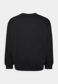 Czarna bluza z okrągłym dekoltem, długimi rękawami i ściągaczami przy mankietach. Gładka faktura, brak widocznych wzorów lub logo z tyłu.