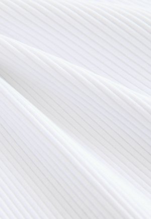 Hvid bomuldsstof med teksturerede lodrette striber, der har en blød finish og let glans. Lag draperet for at vise dybde og mønster.