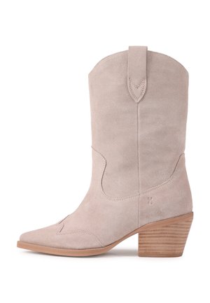 Botte de cowboy beige en daim mi-mollet avec bout pointu, motifs décoratifs cousus, languette de traction et talon bloc en bois empilé.