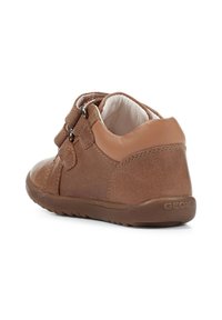 Sneaker in pelle marrone con texture liscia. Presenta due cinturini in Velcro regolabili e una punta arrotondata. Suola in gomma con il marchio 'GEOX'.
