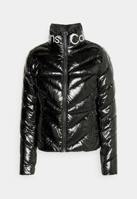 Černá péřová bunda s vysokým límcem, diagonálním prošitým vzorem, lesklou texturou a předním zipem s kontrastním bílým logem.