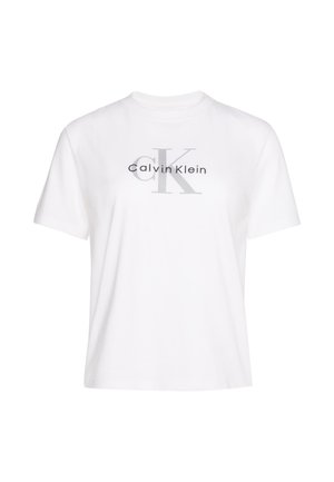 Camiseta blanca de algodón con mangas cortas, con el logo gris impreso "Calvin Klein" y un diseño destacado de la letra "K" en el centro.