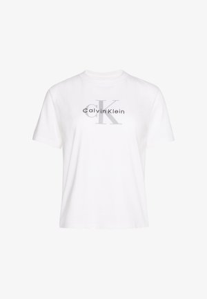 Camiseta blanca de algodón con mangas cortas, con el logo gris impreso "Calvin Klein" y un diseño destacado de la letra "K" en el centro.