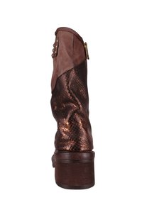 Brązowy skórzany but o fakturze przypominającej skórę węża i lekko luźnym fasonie, wyposażony w zamek błyskawiczny i ozdobne ćwieki na kołnierzu.