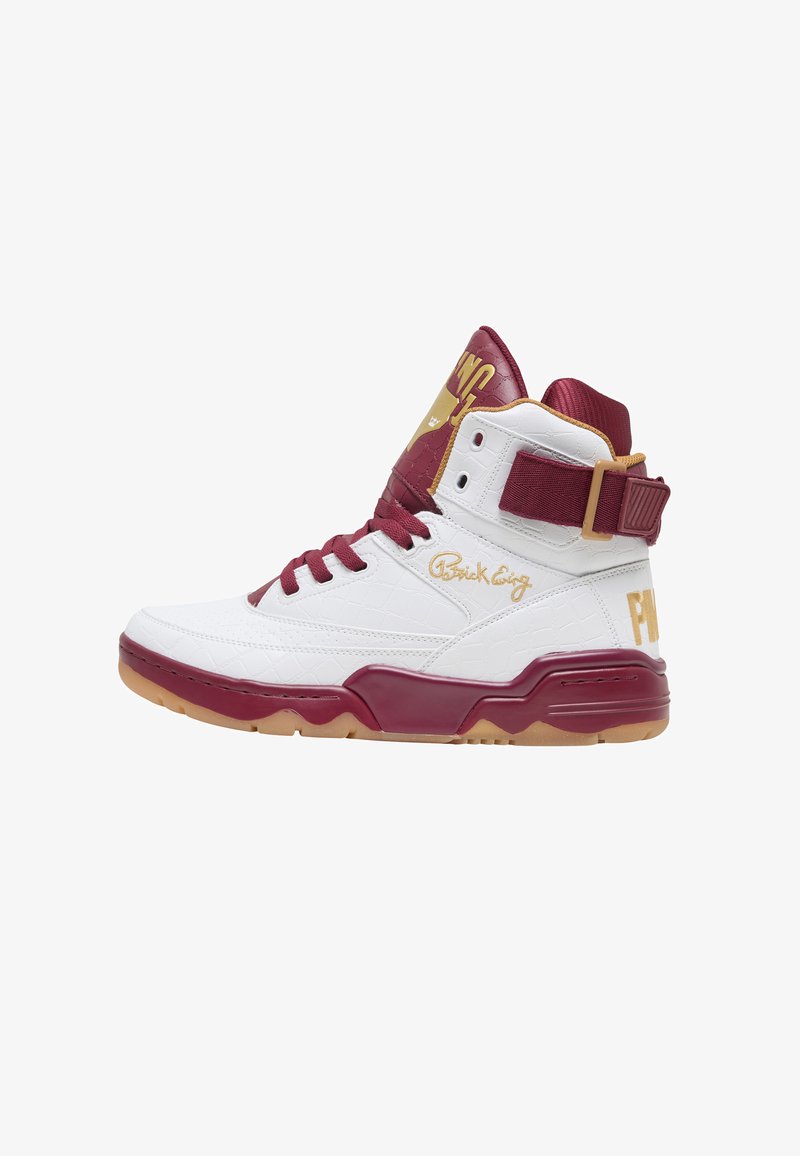 Basket montante en cuir blanc texturé, accents bordeaux, inscription dorée « Brick Gang », bride et semelle en gomme, vue de côté.
