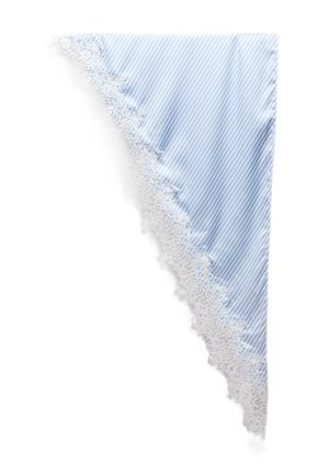 Svetlomodrý a biely pruhovaný látkový roh s jemnou bielou kvetinovou čipkovanou bordúrou pozdĺž okraja.