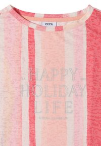 T-shirt col rond avec des rayures verticales roses et rouges et le texte "Happy Holiday Life Hydra Harbour" imprimé à l'avant.