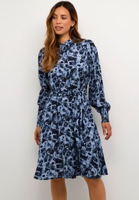 Rochie florală albastră cu un sistem de închidere cu butoane în față, guler, manșete elastice și talie cu curea. Fabricată dintr-un material ușor, cu un design fluid.