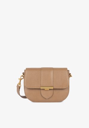 Sac à main en cuir beige gaufré avec fermeture à rabat magnétique, quincaillerie dorée et bandoulière réglable. Présente une surface texturée subtile.