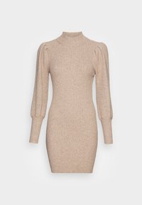 Abito in maglia color beige chiaro con texture a costine, silhouette aderente, collo alto e maniche lunghe a sbuffo.