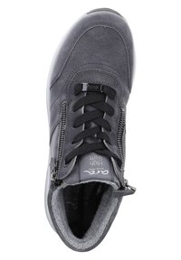 Graues Sneaker mit Obermaterial aus Wildleder, Schnürsenkeln, seitlichem Reißverschluss, runder Zehenpartie und gepolstertem Kragen. Strukturierte Oberfläche und weiche Innenauskleidung für Komfort.