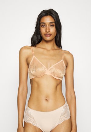 Fjærn lacy bralette med justerbare stropper, blomsterdesign og underwire støtte. Matchende truse med lace detaljer og en jevn finish.