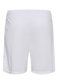 Vita sportshorts tillverkade av lätt, slät tyg med elastisk midja och sydd kant, med en enkel och ren design.