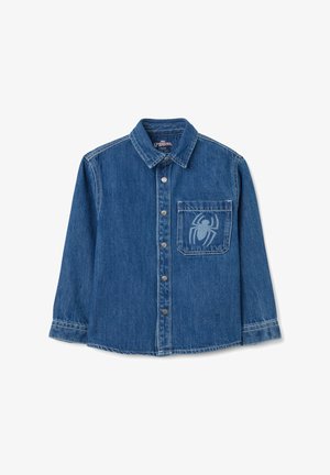 Camisa de denim azul con cuello clásico, cierre de botones, mangas largas y un logo de araña en tono sobre el bolsillo del pecho izquierdo.