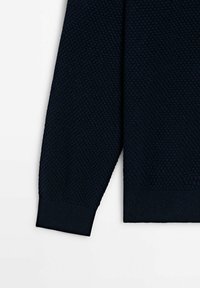 Pull bleu marine foncé à manches longues avec motif tricoté texturé et poignets et ourlet côtelés.