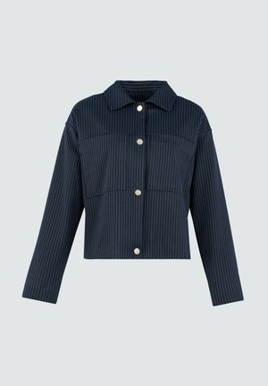 Donkerblauwe cropped jasje met verticale witte strepen, een puntige kraag en zilveren drukknoopjes. Heeft twee voorzakken en lange mouwen.