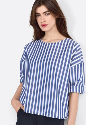 Blusa a maniche corte blu e bianca a righe, con scollo rotondo, vestibilità comoda e tessuto leggermente texturizzato.